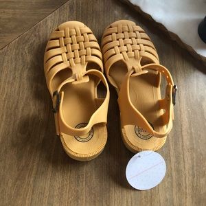 NWT Sweethoney sandals- size 1